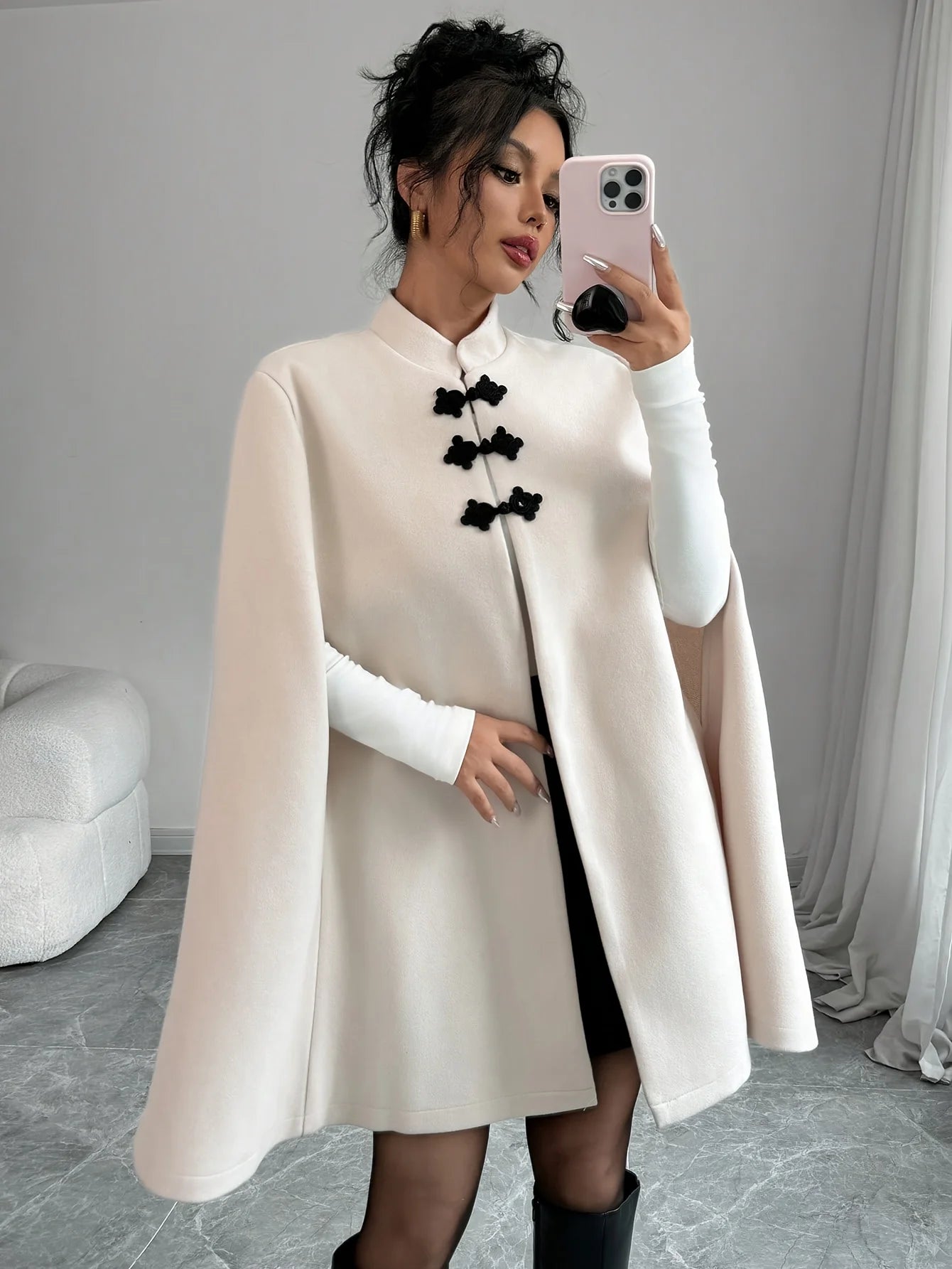 Fashionable women’s clothing with a plain color, small collar design, and sleeveless style, featuring an elegant and refined loo