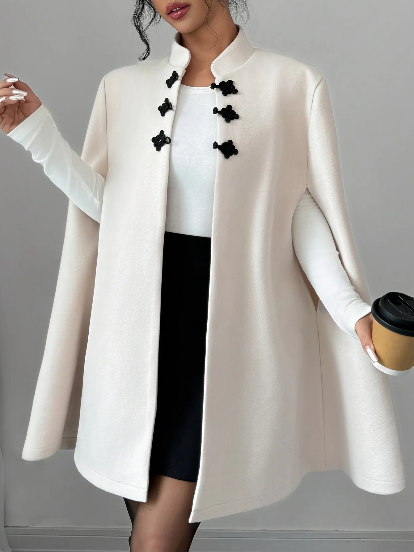 Fashionable women’s clothing with a plain color, small collar design, and sleeveless style, featuring an elegant and refined loo