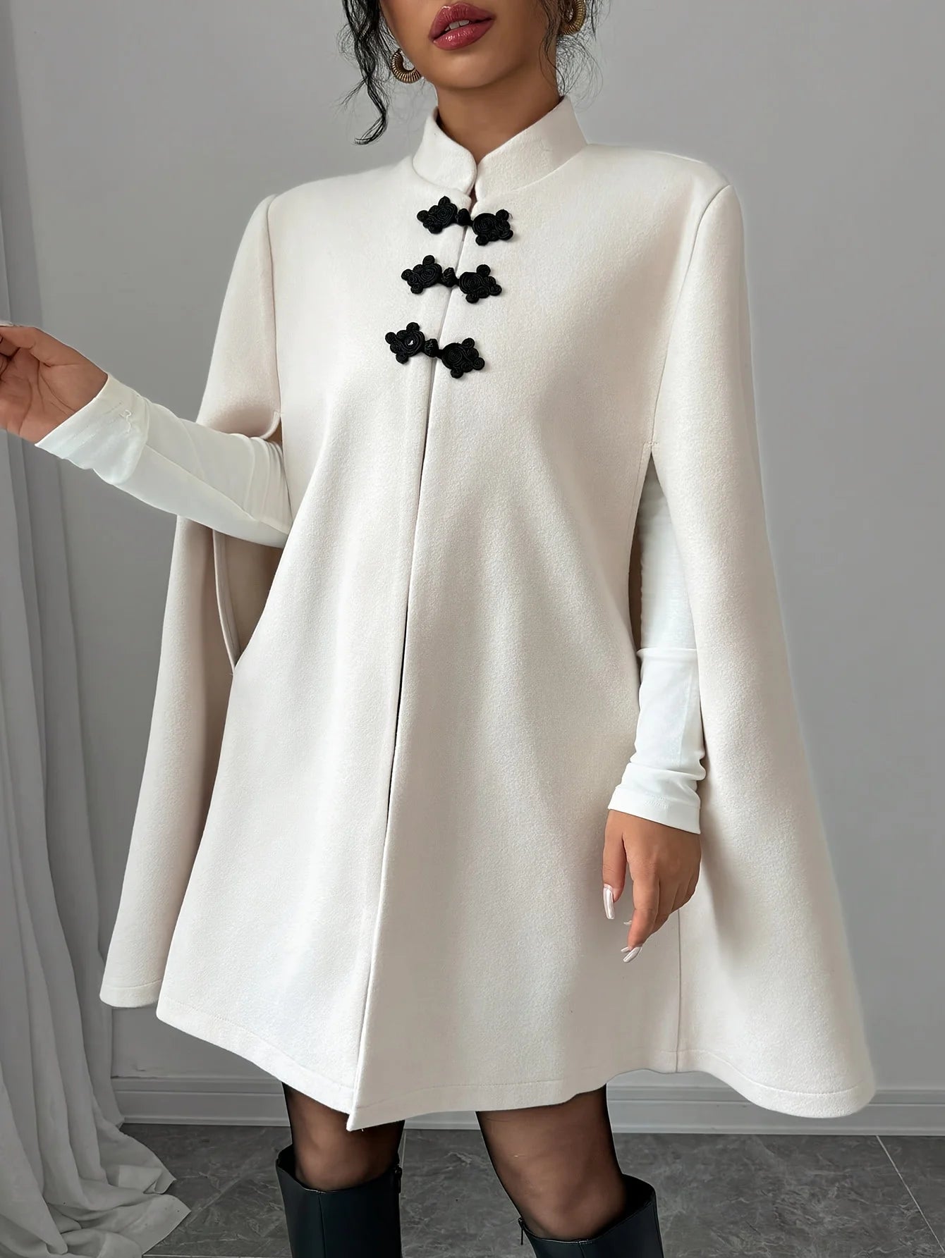 Fashionable women’s clothing with a plain color, small collar design, and sleeveless style, featuring an elegant and refined loo